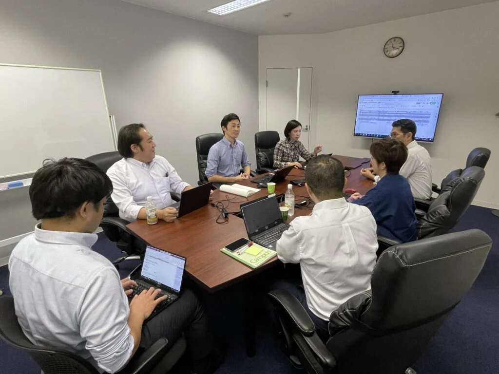本社オフィスで行う事務局スタッフによる戦略会議