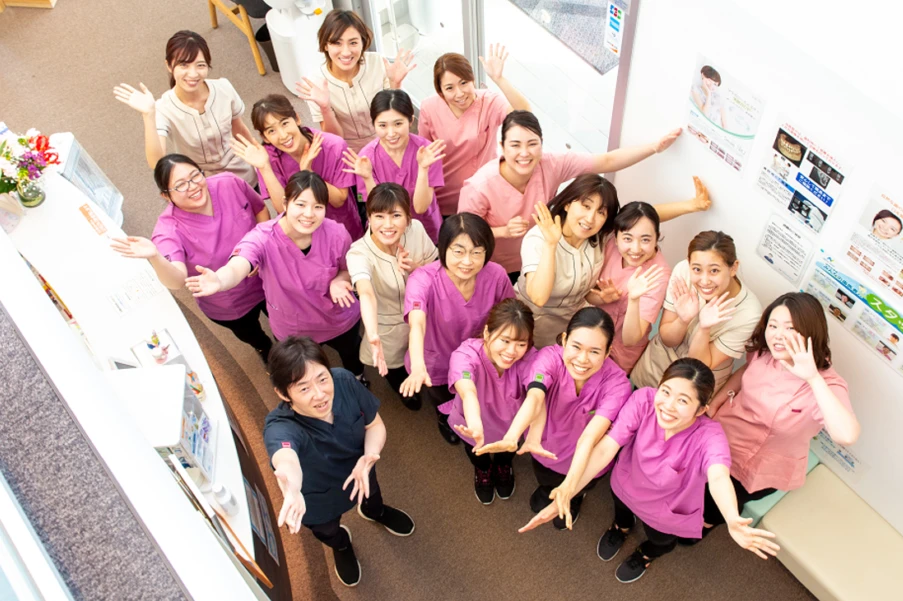 笑顔で手を振る翠聖会のスタッフ集合写真